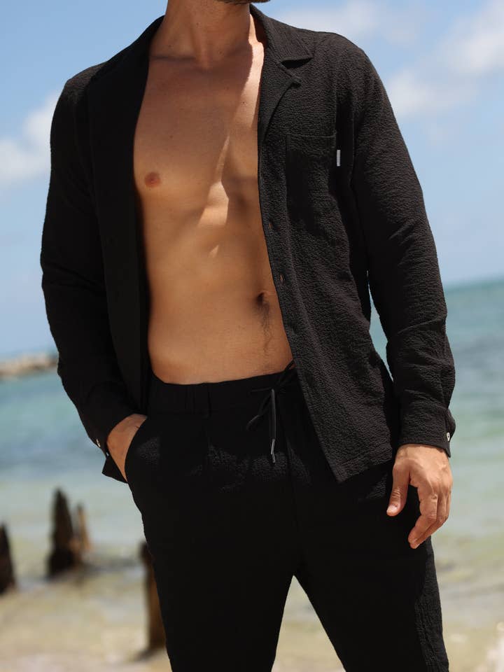 CAPRI ZWARTE SEERSUCKER OVERHEMD MET LANGE MOUWEN EN KNOOPSLUITING voor wholesale door Salty Weekend