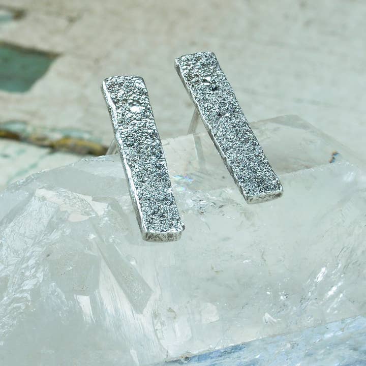 Øreringe i sterlingsølv med tekstureret stang for engroshandel hos Danielle Harrison Jewelry