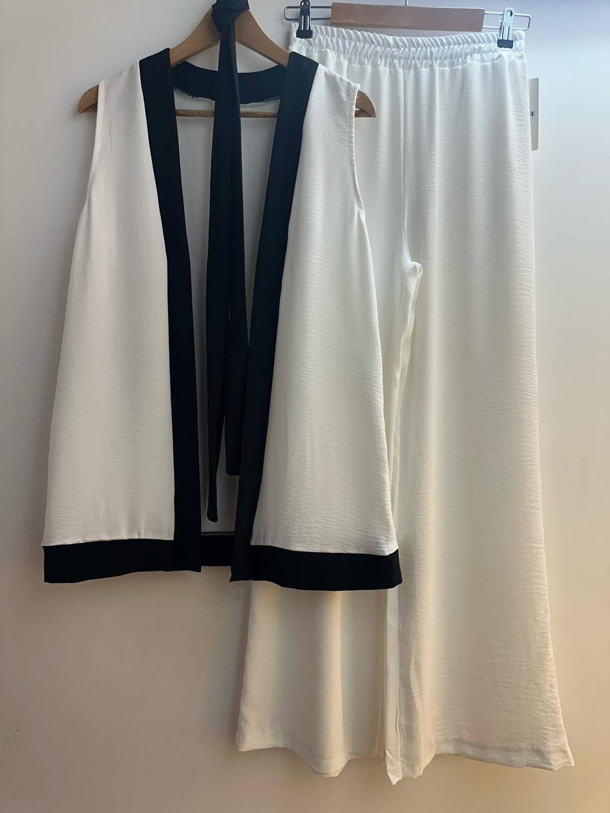 LORIANE – Conjunto de top e calça (roupa NÃO Casual) - Mulher por atacado – Conjunto bicolor com colete e calça reta e ampla9