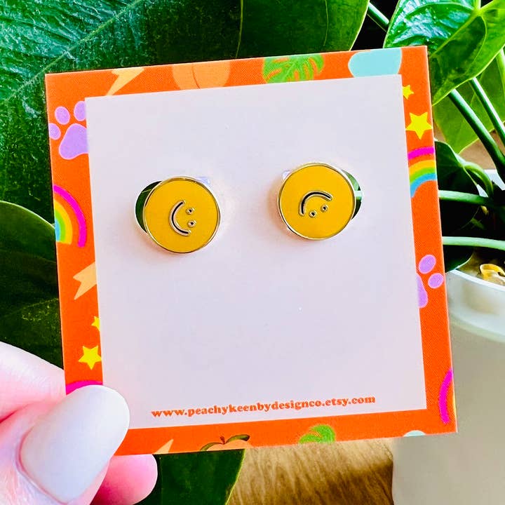 Boucles d'oreilles à tige visage souriant pour la vente par Peachy Keen by Design Co
