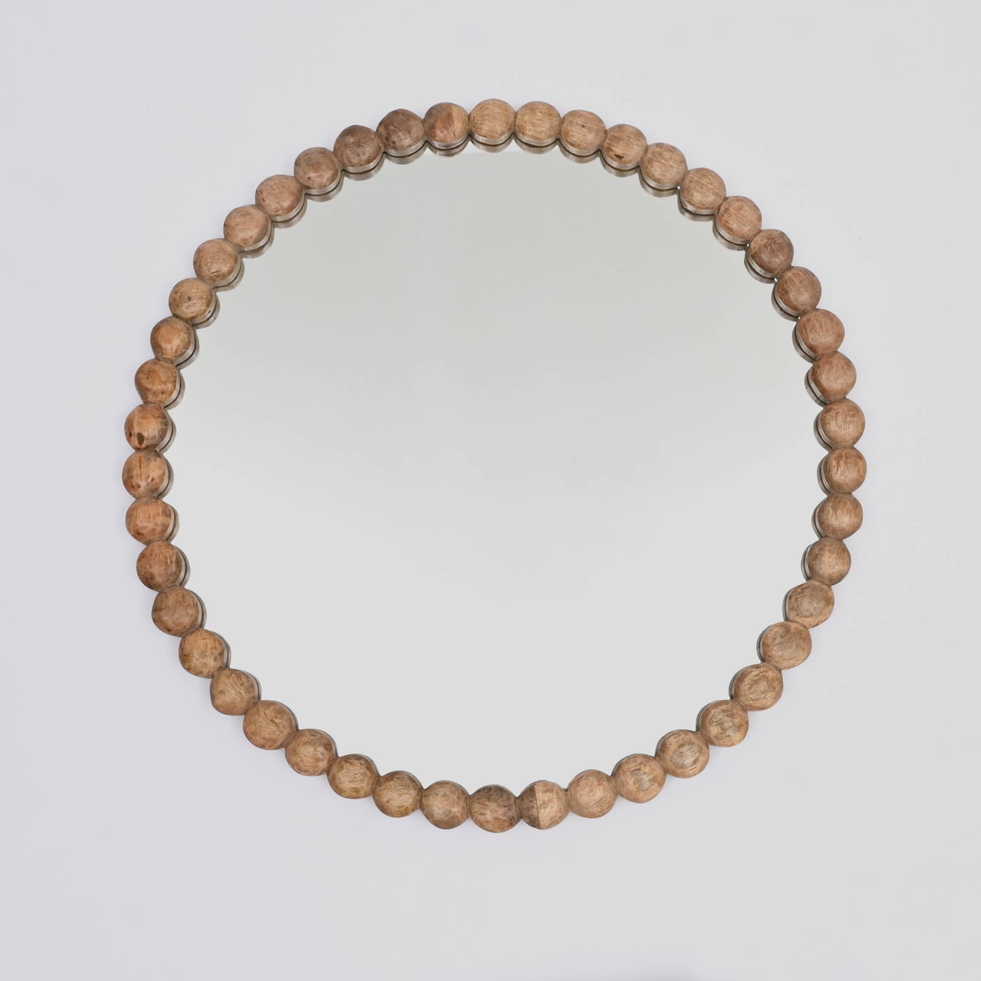 India Curated – wholesale Väggspegel – Dekorativ väggspegel med ram av träpärlor - 81 cm1