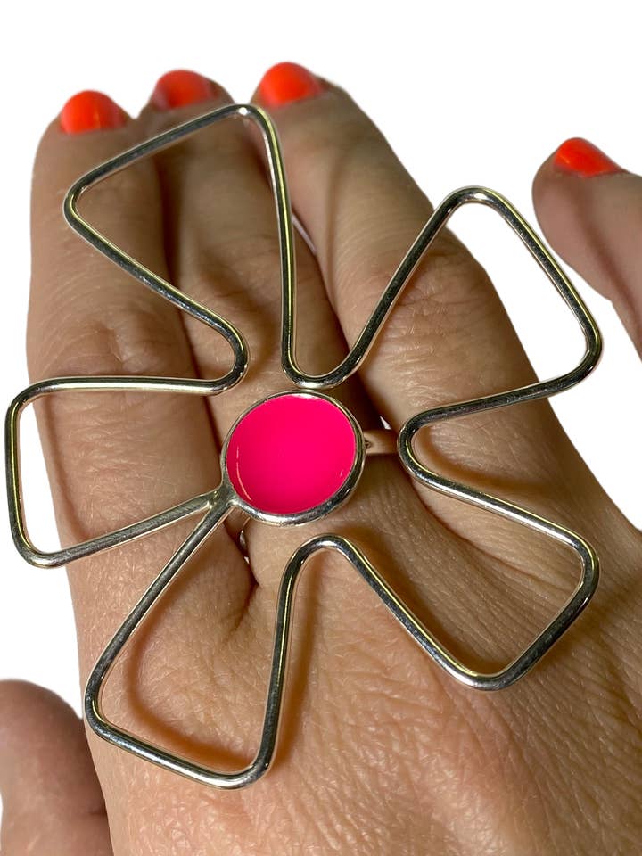 farbenfroher Statement-Ring: Große geometrische Blume für den Großhandel von StudioSophiaSophia