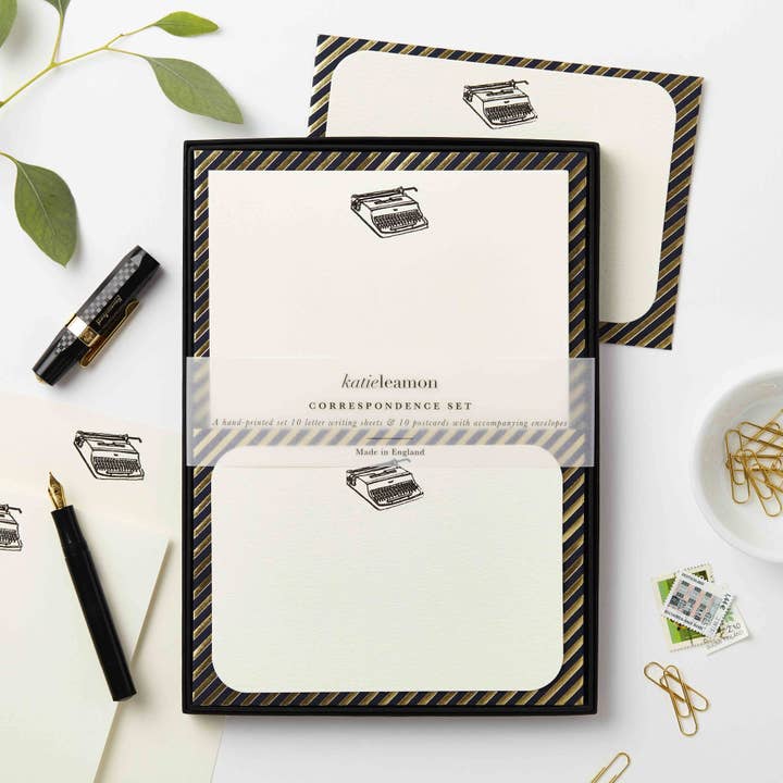 Set di corrispondenza, macchina da scrivere per la vendita all'ingrosso da parte di Katie Leamon