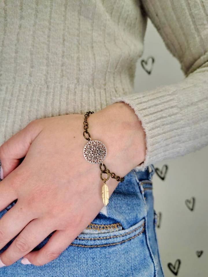 Mandala + Fjäder Armband i Blandad Metall för wholesale av Tumbled Earth Inc.