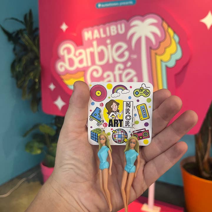 NO RHYME OR REASON ART – Großhandel Ohrhänger – Barbie: Malibu Barbie — Strand — bewegliche Puppe — Ohrringe