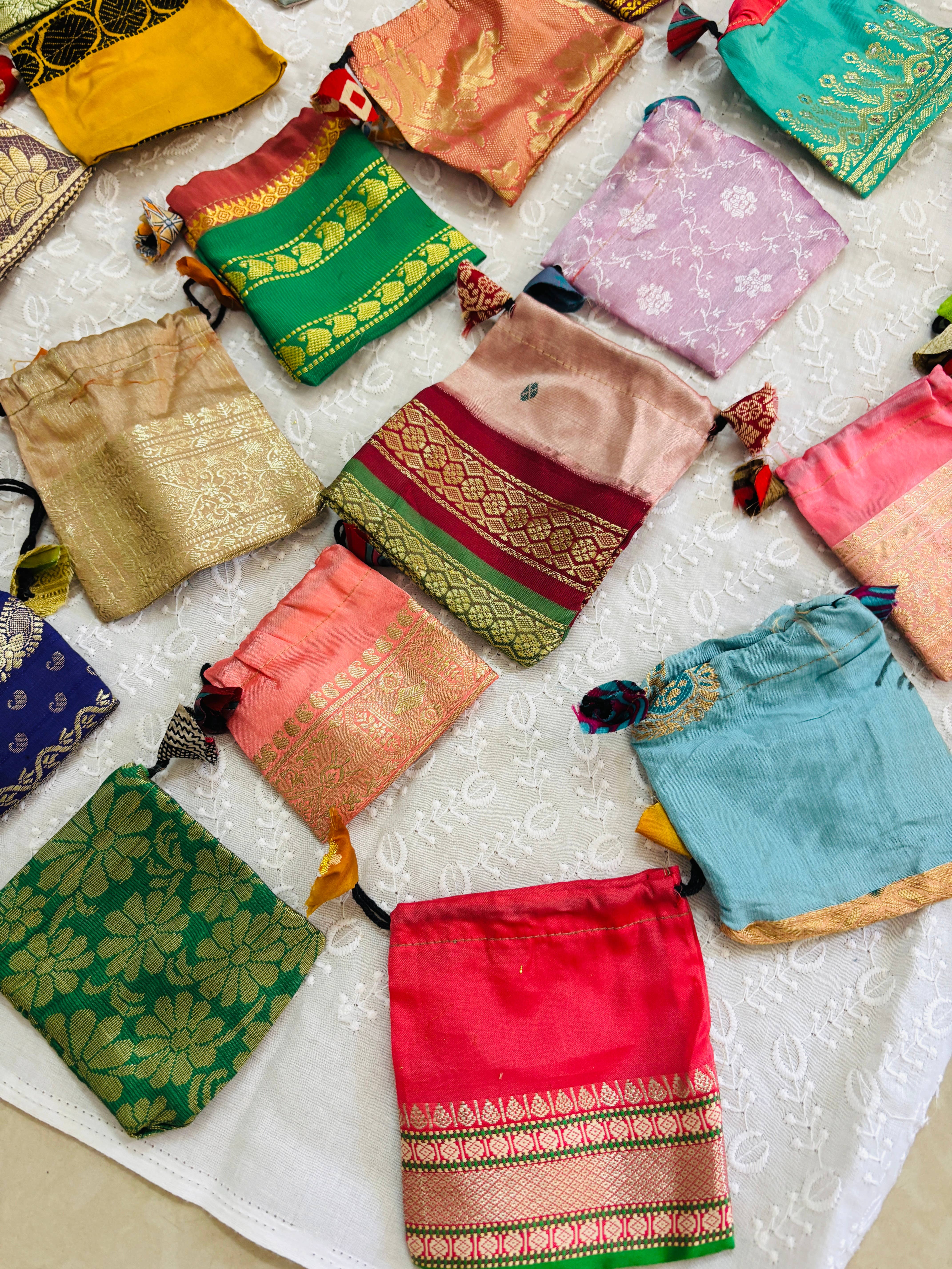 Meghcraft - Vente Set de pochettes cadeaux - Pochettes à cordon en soie indienne - Sac cadeau en satin 10 x 10 cm6