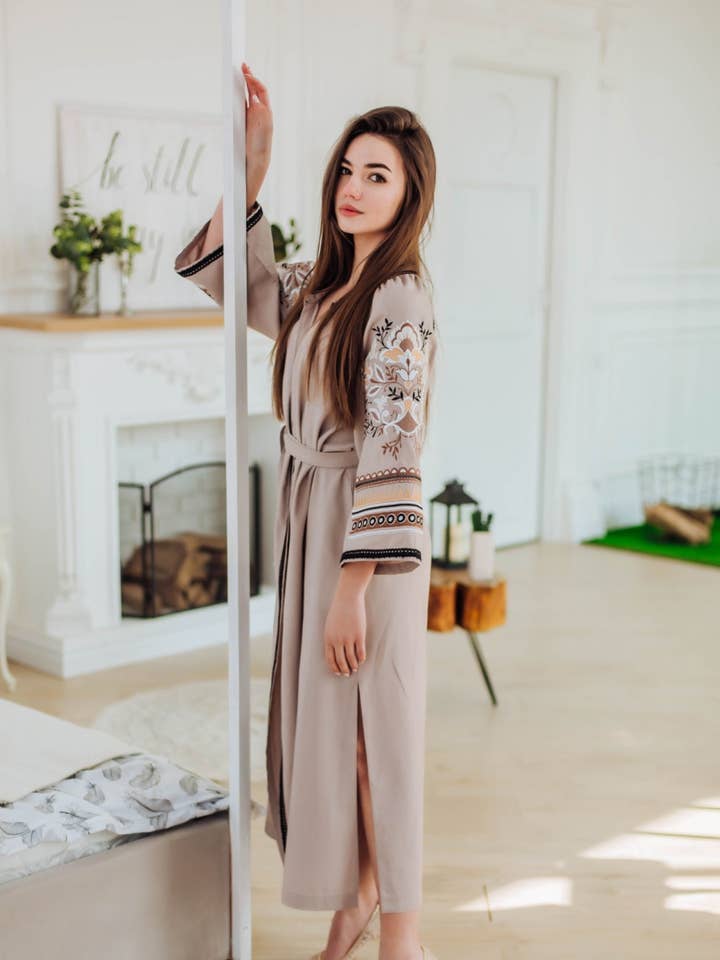 Eremia Coffe Med Brun Broderet Kjole for engroshandel hos Galychanka