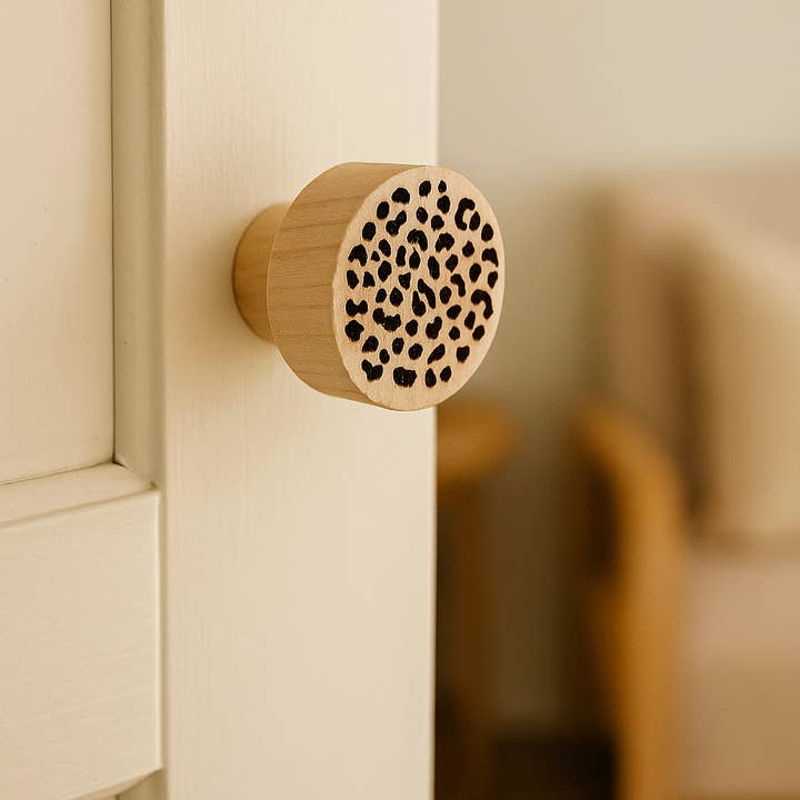 6 botões de armário em madeira com padrão leopardo, Puxadores boho por atacado de Atelier HM Design