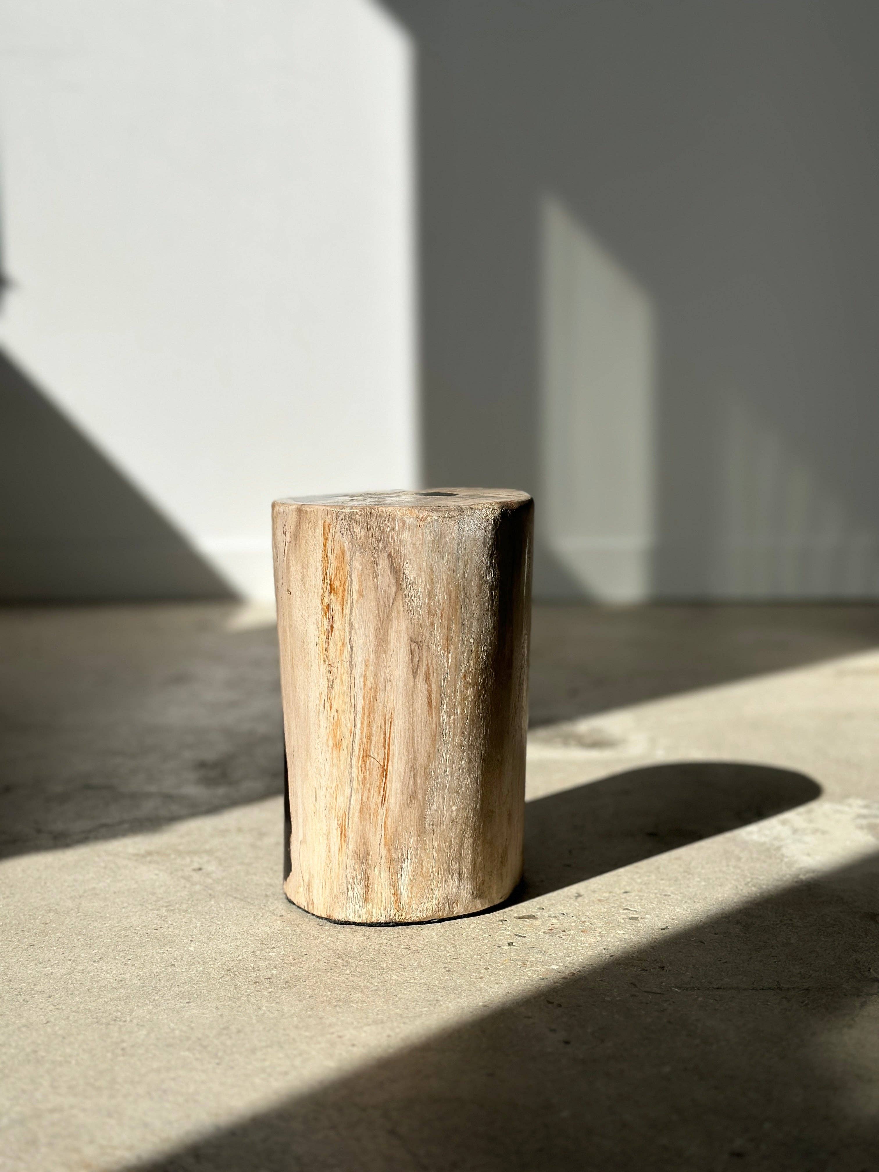 Office Objets - Wholesale Side Table - White petrified wood side table with black spots H:27.5 D:1830