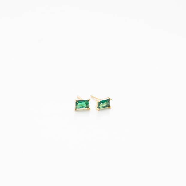 E7178-Boucles d'oreilles en forme de poteau taille émeraude pour la vente par Heidi Hull Designs