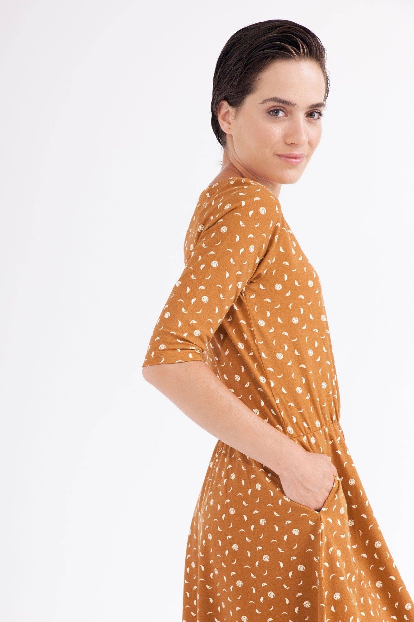 Senf Carol Kleid mit Raglanärmeln in Senfgelb für den Großhandel auf Faire2