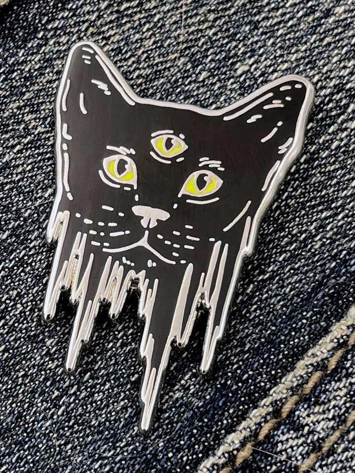 Épingle Émaillée Chat à Trois Yeux pour la vente par Mallory Hart Art