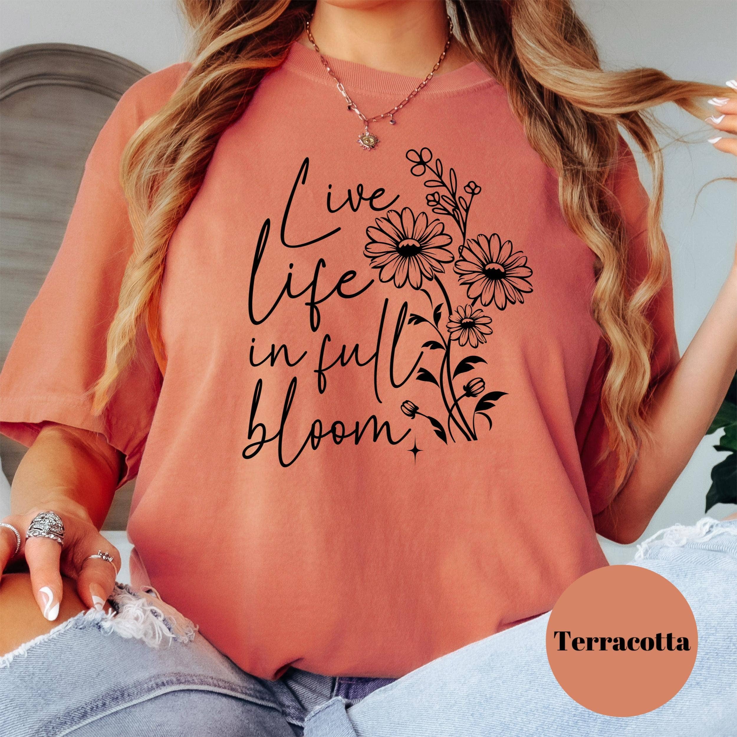 Epic Life  - Designed - Vente T-shirt sérigraphié – femme - T-shirt "Vivez la vie en pleine floraison", T-shirt floral Comfort Colors®, T-shirt fleur inspirant, T-shirt citation positive, T-shirt graphique motivant5