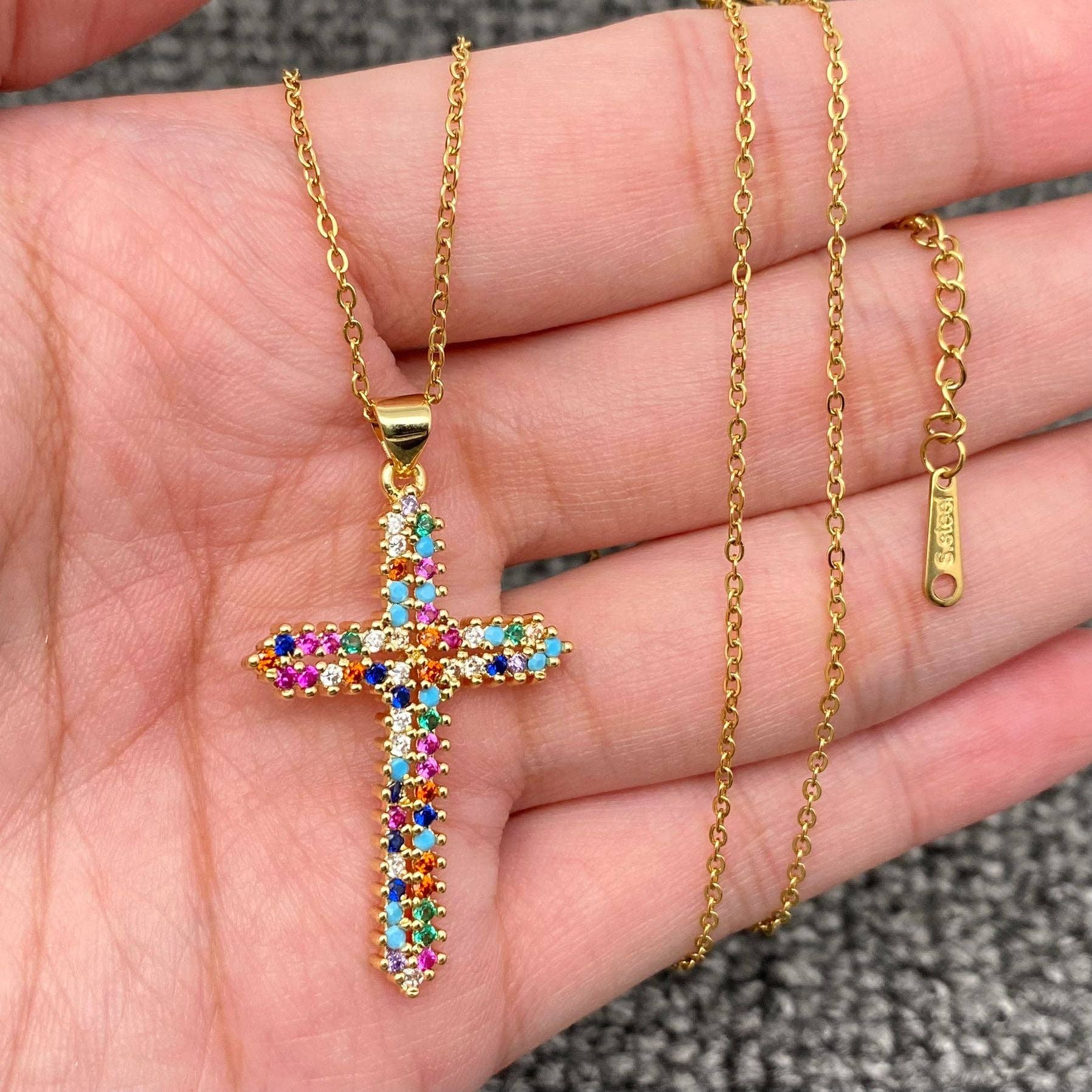 Mio Queena - Wholesale Halskettinghanger - Multi-stijl ketting met gouden hanger van strass en zirkonia kruis24