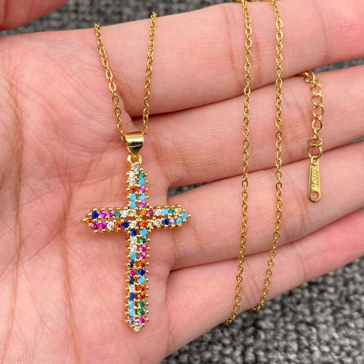 Mio Queena - Wholesale Halskettinghanger - Multi-stijl ketting met gouden hanger van strass en zirkonia kruis24