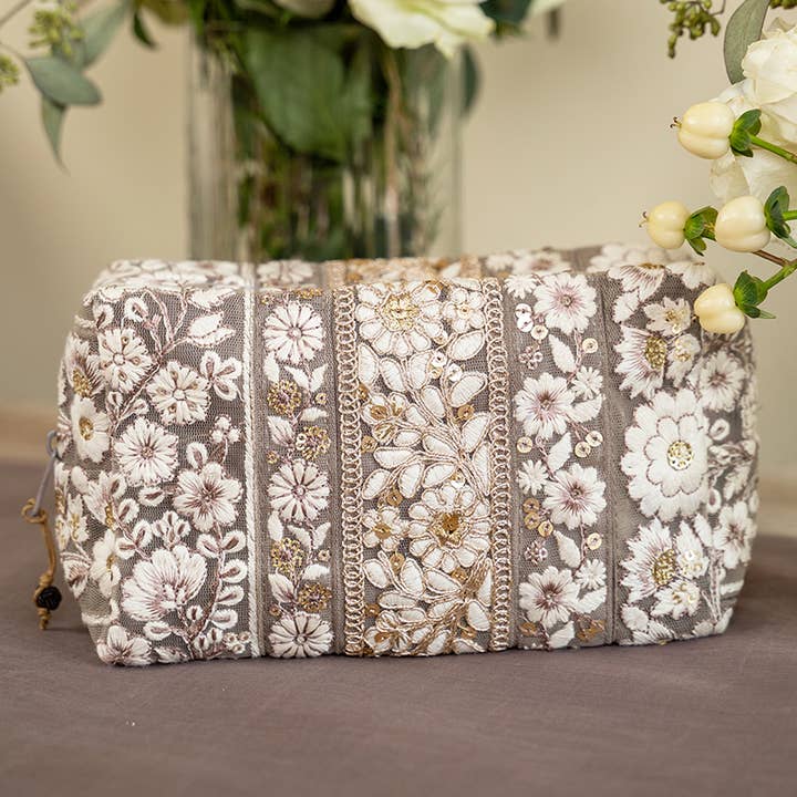 Borsa Cosmetica Bel Canto - Mocha per la vendita all'ingrosso da parte di April Cornell