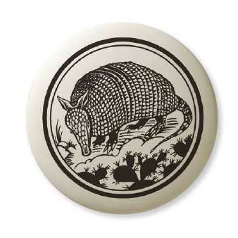 Coffret cadeau pendentif en porcelaine Armadillo pour la vente par Touchstone Pottery