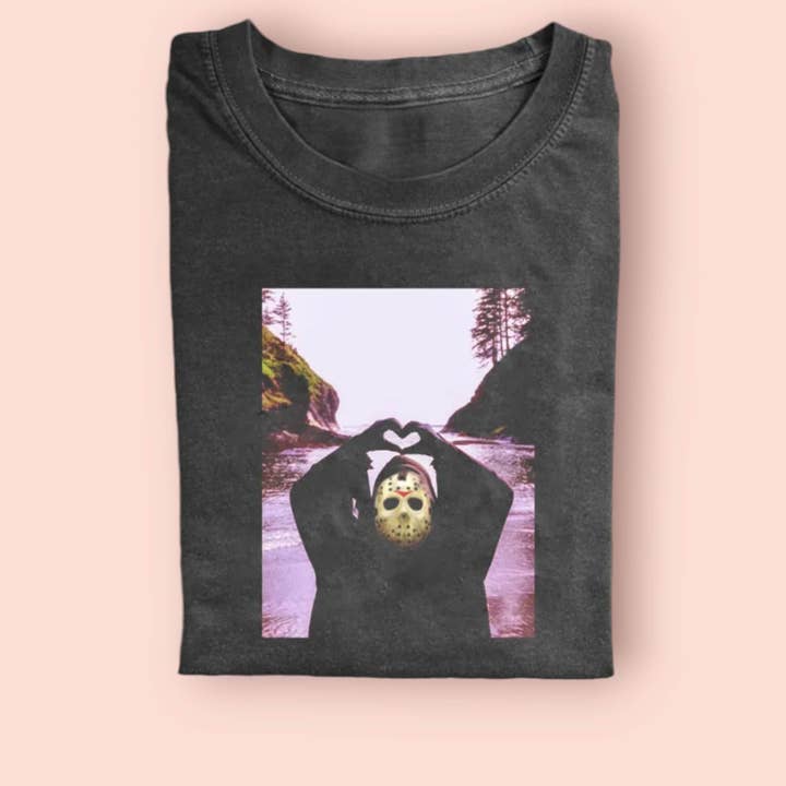 Camisa de Halloween con forma de corazón con forma de corazón de Jason Vorhees, divertida para Halloween para venta al por mayor de NVC Ecommerce LLC