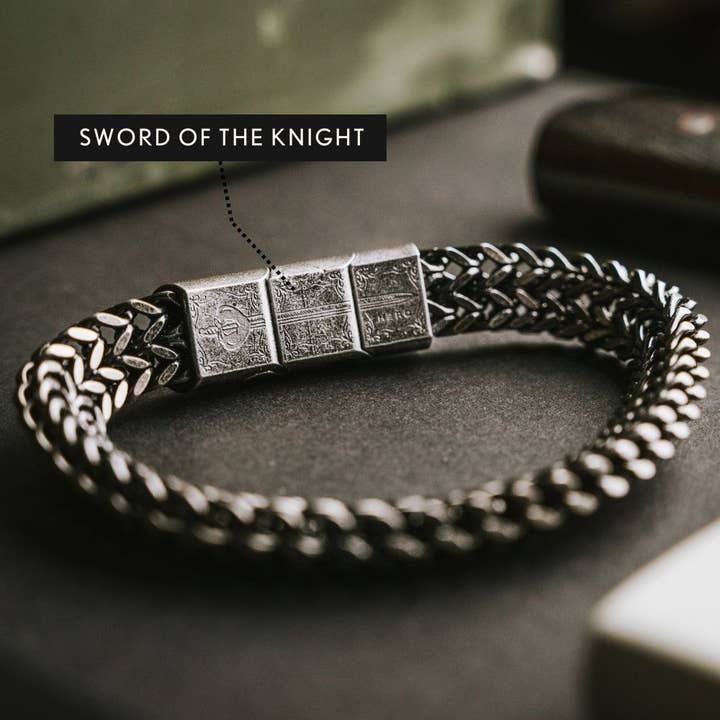The Hero Company - Vendita all'ingrosso Bracciali a catena e a maglie - Braccialetto The Hero Company- Knight's Creed BELIEVE Credo: aiuta ad abbinare veterani con cani di servizio o da rifugio - Faire5