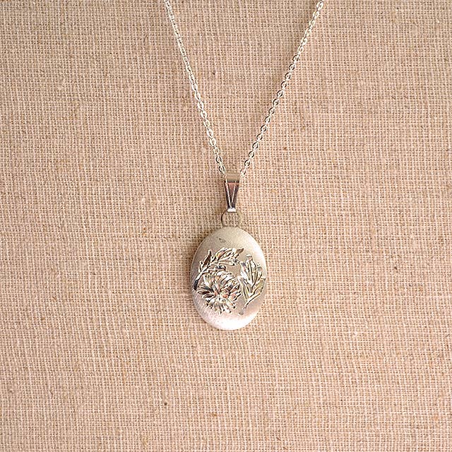 Pendentif ovale en étain avec fleur du mois de novembre pour la vente par Nobska Craftsmen