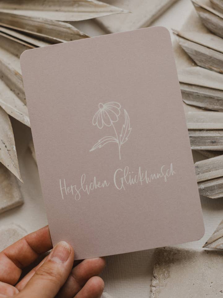Postkarte "Herzlichen Glückwunsch" in hellem Rosa für den Großhandel von walnutandcherry