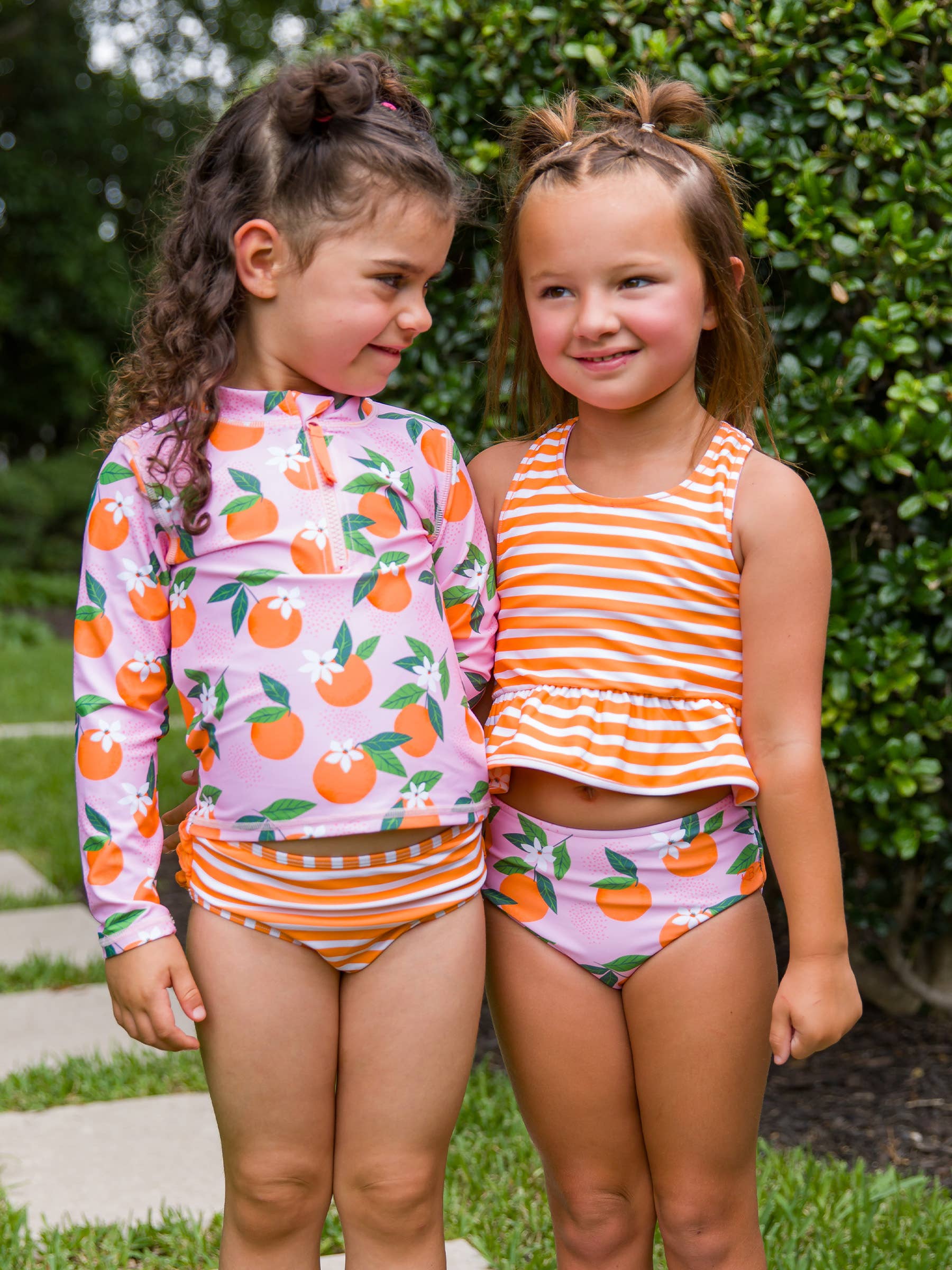 Rosa Conjunto de bañador de dos piezas con peplum reversible "Orange You The Sweetest" para niñas. de venta al por mayor en Faire8