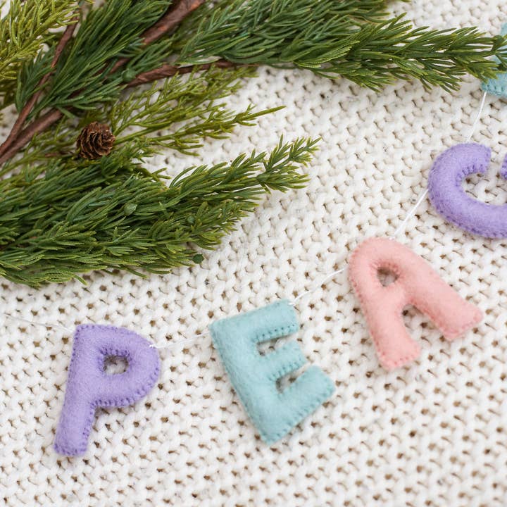 NOEL by Alma Home - Vendita all'ingrosso Bandierine/Ghirlande - Ghirlanda natalizia in feltro pastello Peace & Joy2