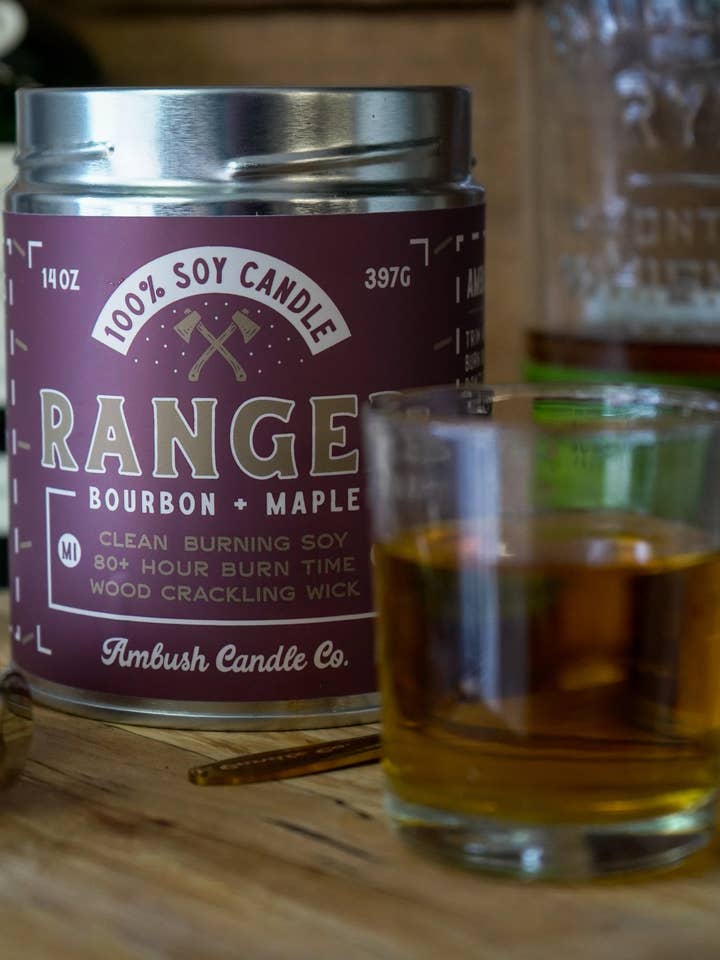 Ranger | Bourbon+ahorn 14 oz sojalys for engroshandel hos Ambush Candle Co.