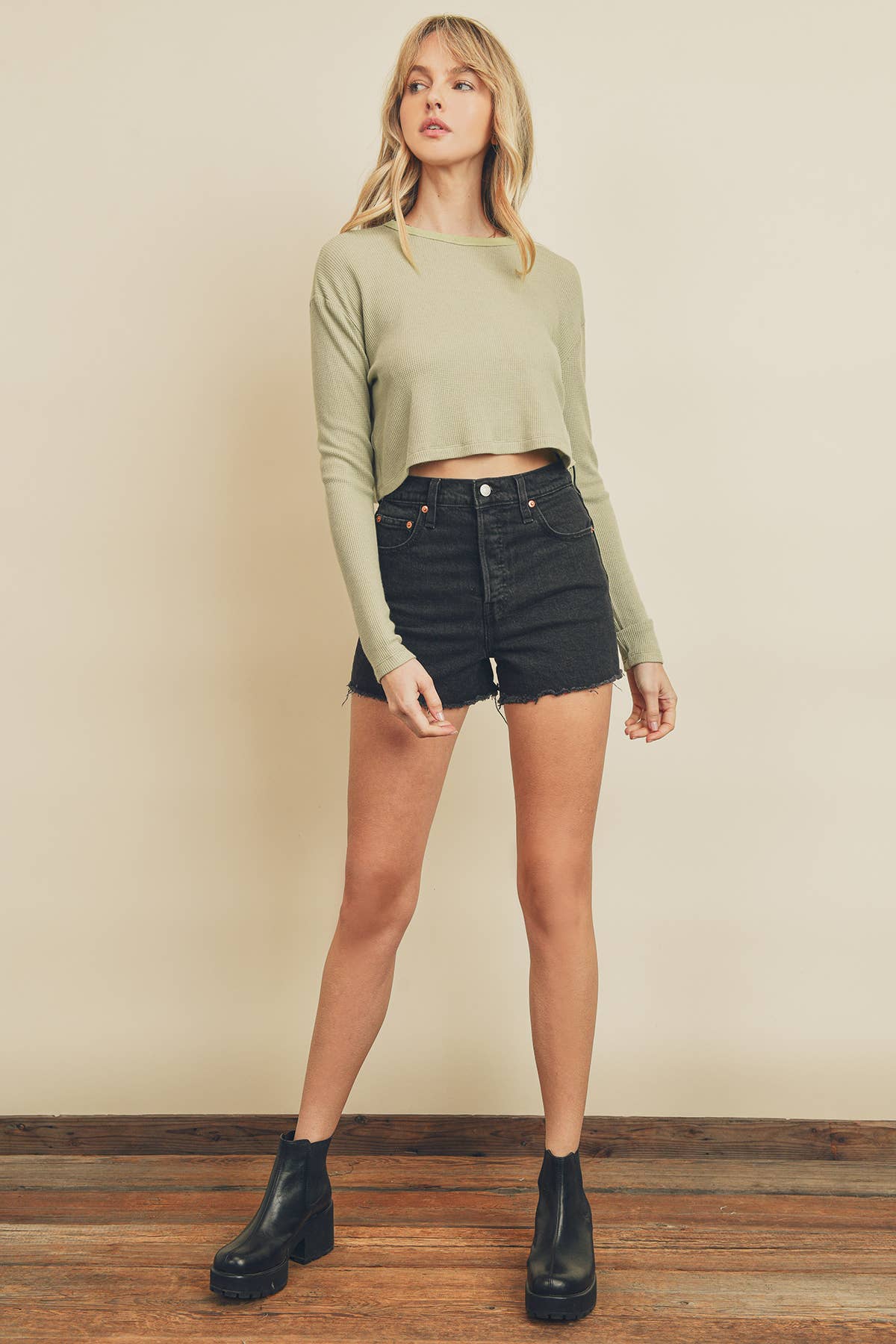 Dress Forum - Vendita all'ingrosso Top in maglia - Donna - T-shirt waffle a maniche lunghe ritagliata FT623218