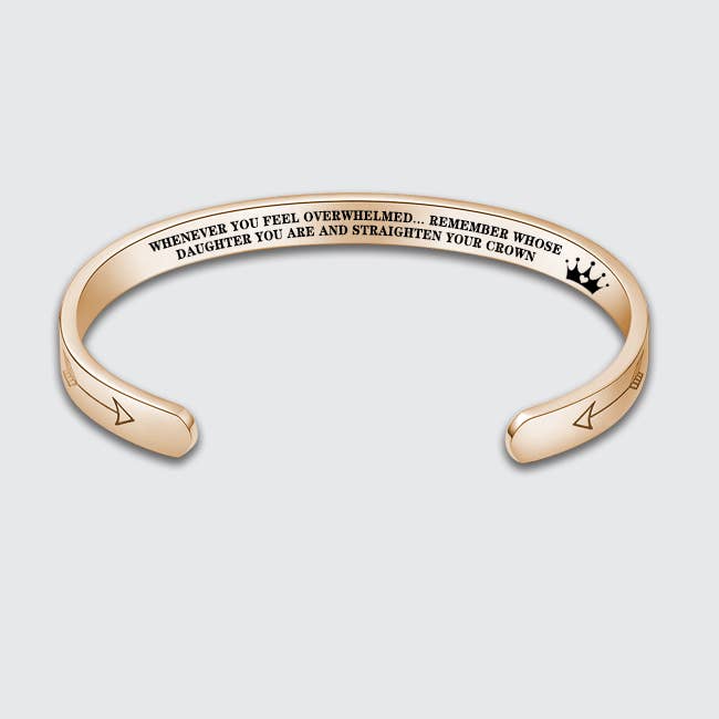 Chaque fois que vous vous sentez dépassé, souvenez-vous de qui vous êtes fille et redressez votre bracelet couronne pour la vente par Engraved4Ever