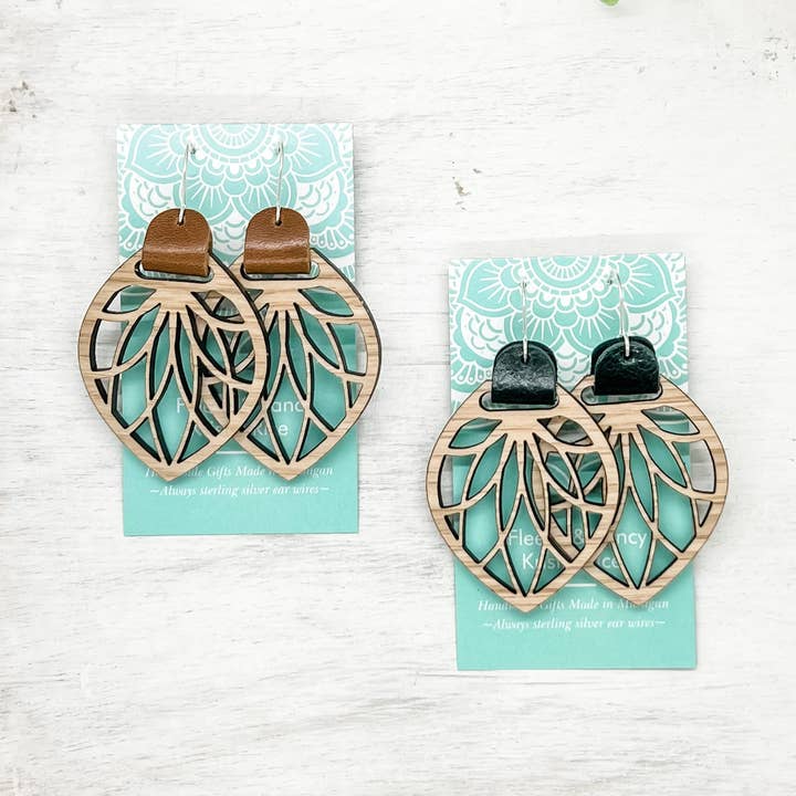 Fleece & Fancy – wholesale Hängande örhängen – Laser Cut Läderrem Filigran Trä Örhängen2