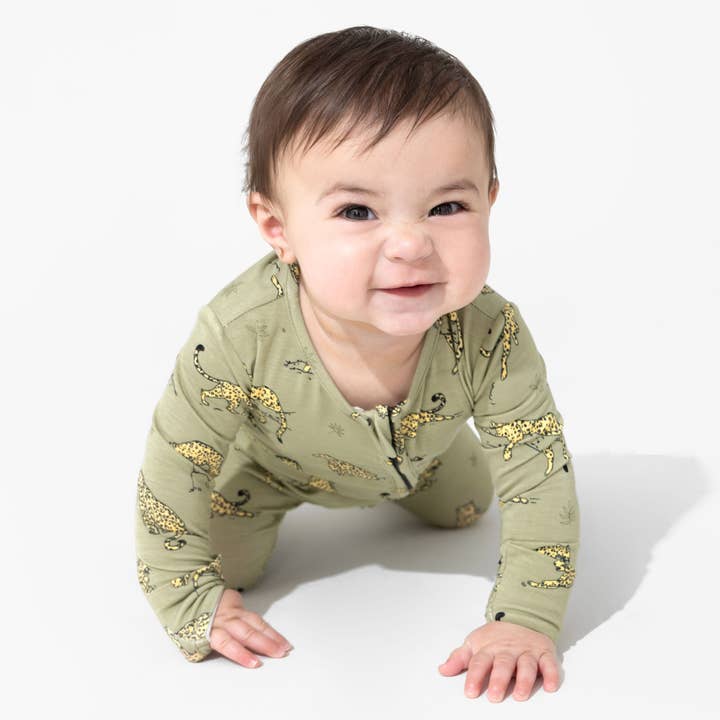 Sage & Spots Léopard Bambou Grenouillère Convertible pour la vente par Bellabu Bear