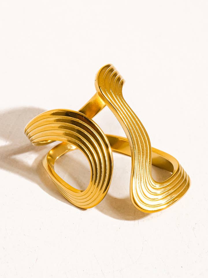 Xena 18K Gold nicht anlaufen Wellenförmiger Abstrakter Ring für den Großhandel von Flânerie by MAIQ