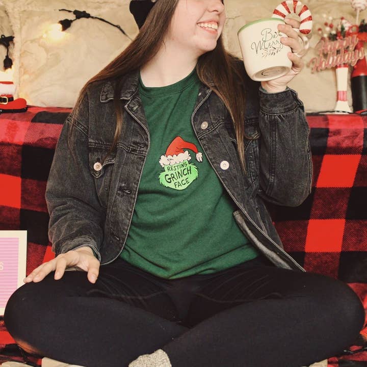 Hvilende Grinch Face Broderet Crewneck for engroshandel hos SewGenesis