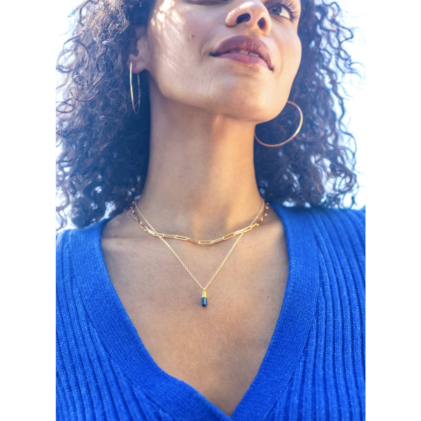 Kris Nations - Vente Colliers à pendentif - Collier Chill Pill en émail avec charme en vermeil 18 carats, argent sterling, chaîne en or rempli ou argent sterling, longueur réglable 16-18 pouces (40,6-45,7 cm), sans nickel, expédié de Californie3