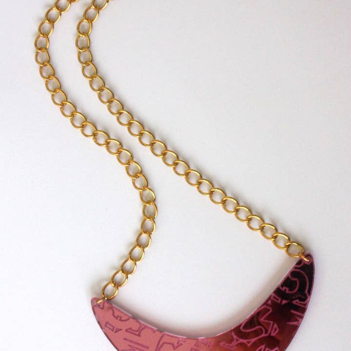 Collier plastron découpé au laser en acrylique miroir rose inspiré des années 80 pour la vente par Working Clasp