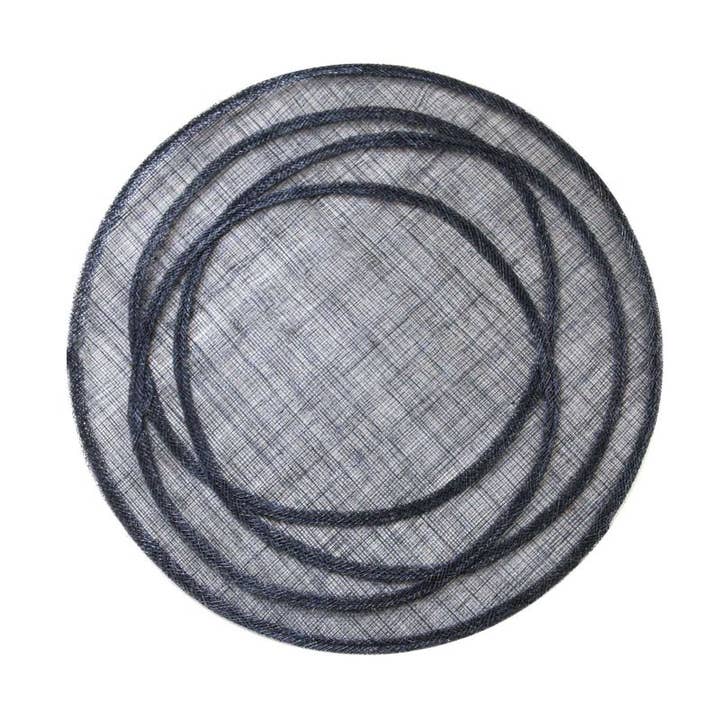 Assiette de présentation en maillage d’abaca avec cercles irréguliers, noir, Ø 38 cm pour la vente par Fiorirà un giardino