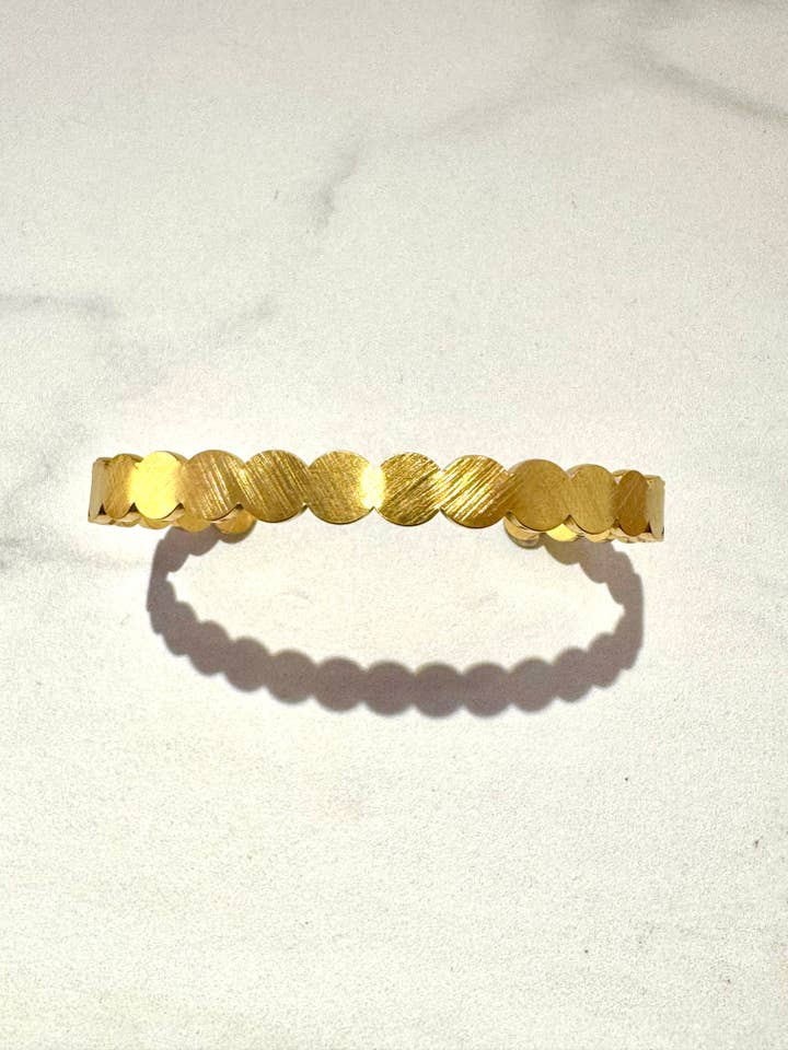 Bracelet jonc à pois en or brossé pour la vente par Cassette Barcelona