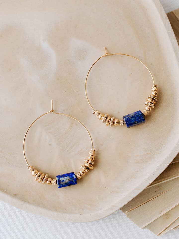 Orecchini a cerchio Alessia - Lapislazzuli per la vendita all'ingrosso da parte di SIKA BIJOUX