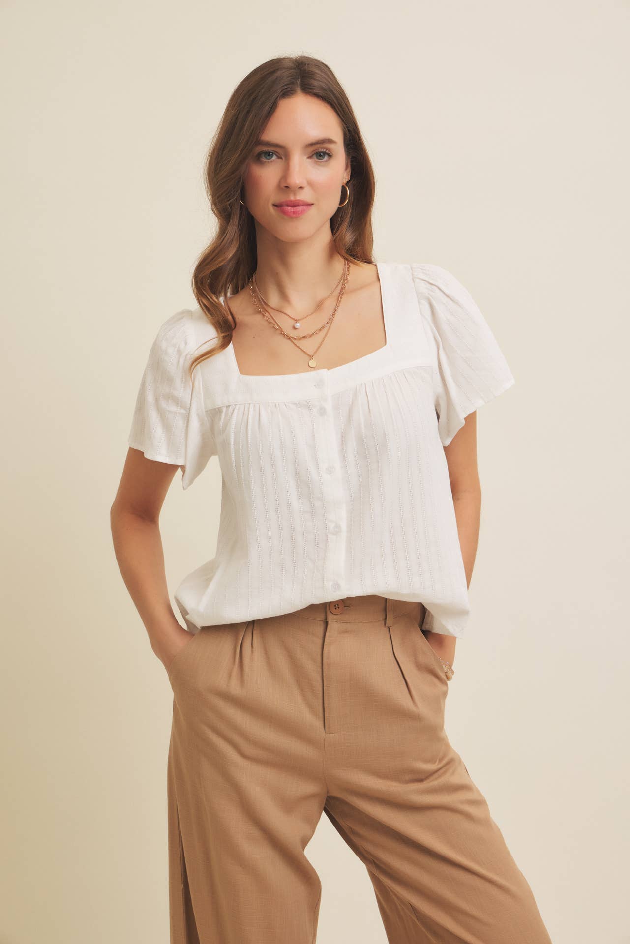 in february – Großhandel Bluse – Damen – BLUSE MIT STRUKTURIERTEM STOFF UND VIERKANT-AUSSCHNITT MIT KNOPFLEISTE8