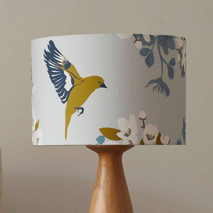 Greenfinch lampenkap met appelbloesemdesign en metalen frame met omkeerbaar scharnier voor wholesale door Lorna Syson