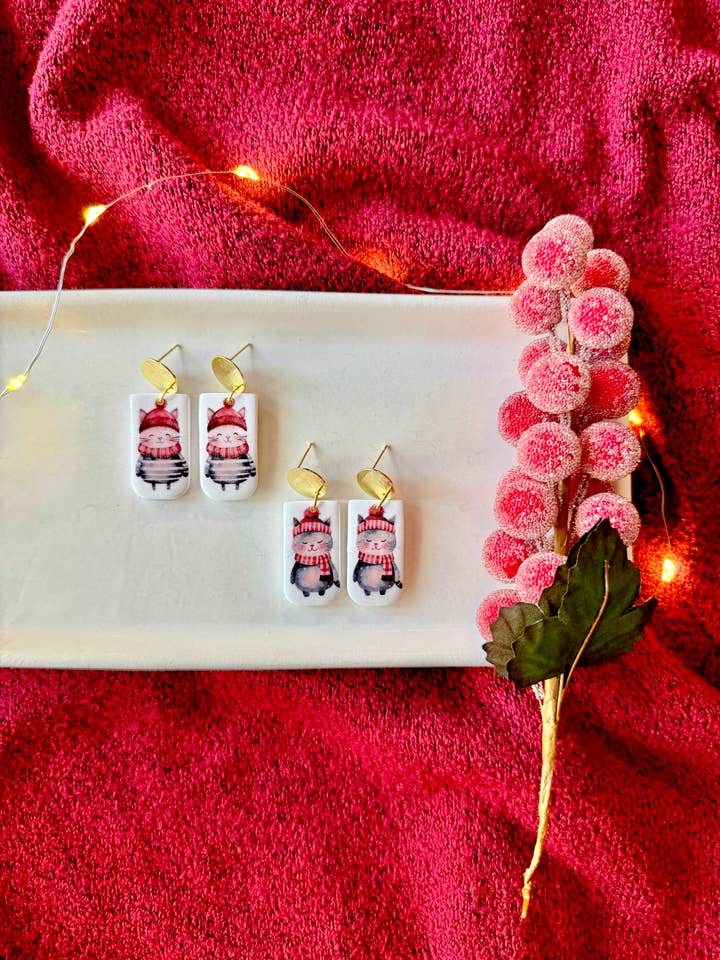 Weihnachtskatzen-Ohrringe, Katzen-Ton-Ohrringe, Winter-Ohrringe für den Großhandel von SeizeTheClayJewelry