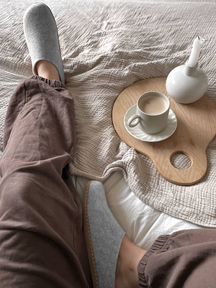 The Cozy Sheep – wholesale Slip in-skor – Dam – Filtofflor med lädersula – ljusgrå4