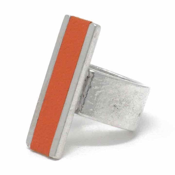 Slank rektangel justerbar ring med læderindlæg rød for engroshandel hos Sobo & Co Jewellery