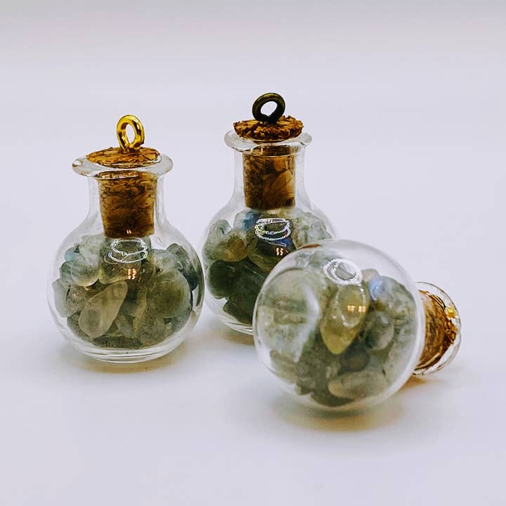 Bouteille de pierre de lune. pour la vente par LilDebby's DeLights