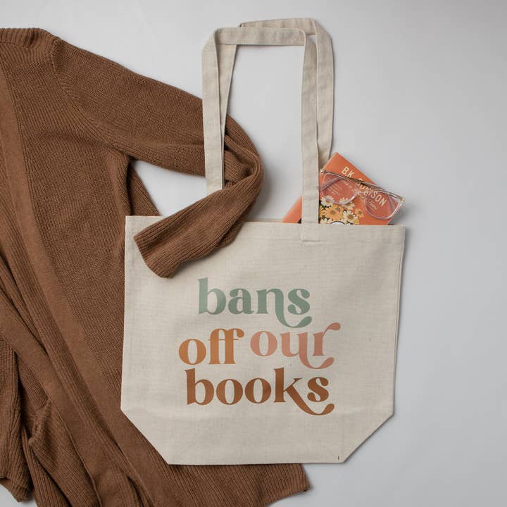 ”Bans Off Our Books” Stor tygväska i duk för wholesale av The Obstinate Octopus