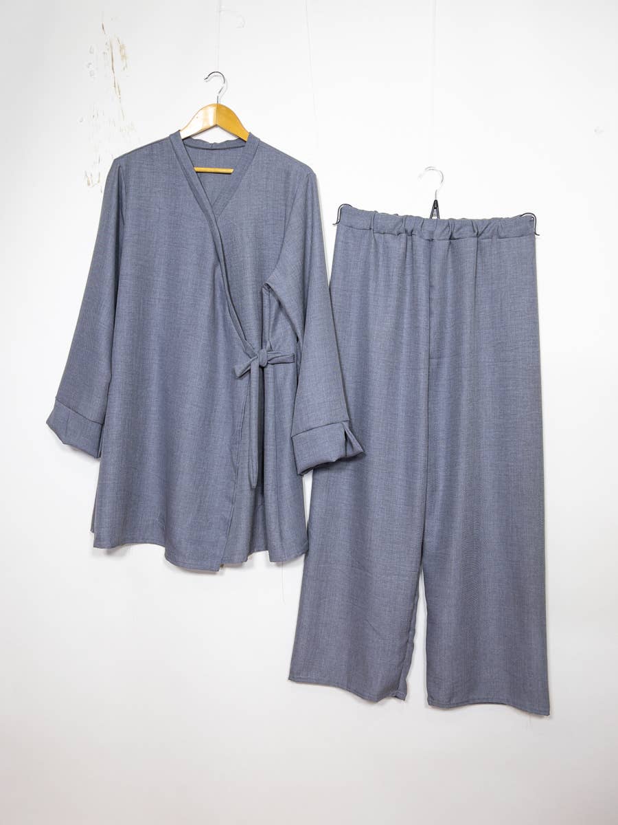 IDEAL OUTFIT – Großhandel Set aus Oberteil und Hose (NICHT Loungewear) – Damen – Abaya-Set mit überkreuztem Oberteil und seitlichen Knoten4