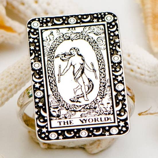 Gravierter Bandring aus 925er-Sterlingsilber mit Tarotkarte von The World für den Großhandel von DreamedBy