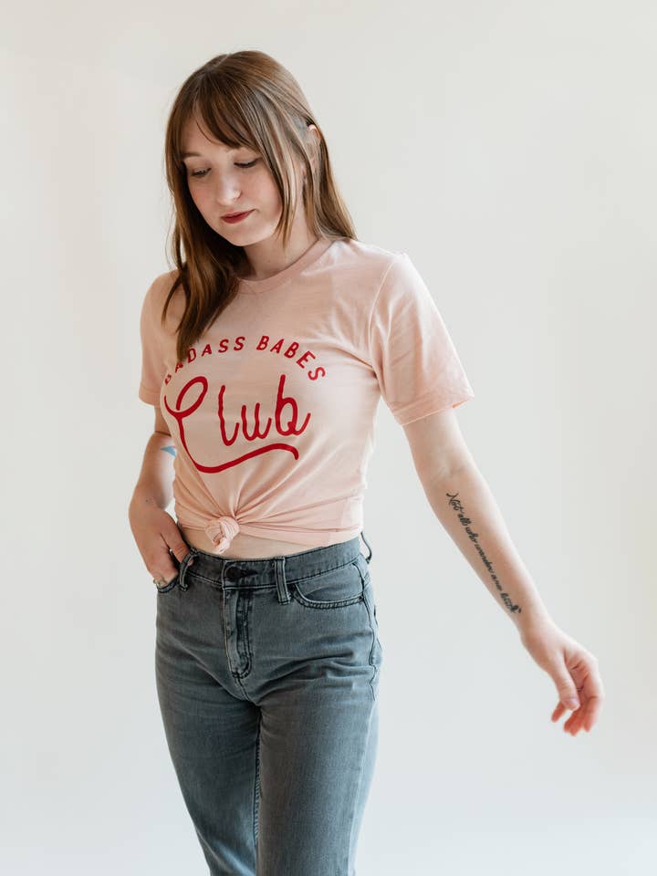 maglietta grafica taglie forti - donne taglie forti - magliette femministe per la vendita all'ingrosso da parte di Polished Prints