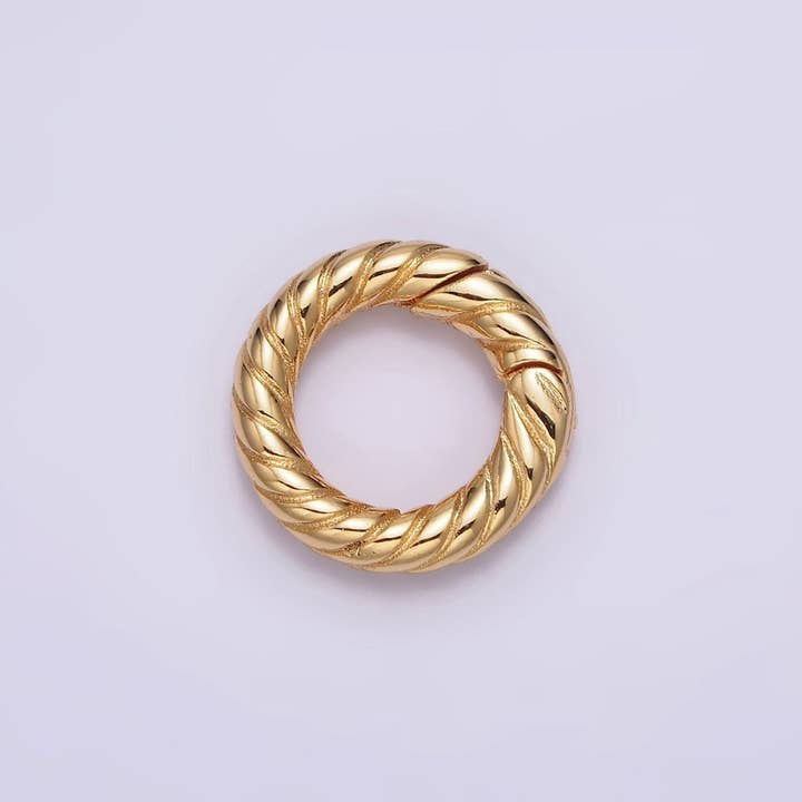 Fornitura per creazione gioielli con chiusura a molla rotonda testurizzata a linee da 15 mm, placcata in oro 24K | Z-436 per la vendita all'ingrosso da parte di Aim Eternal